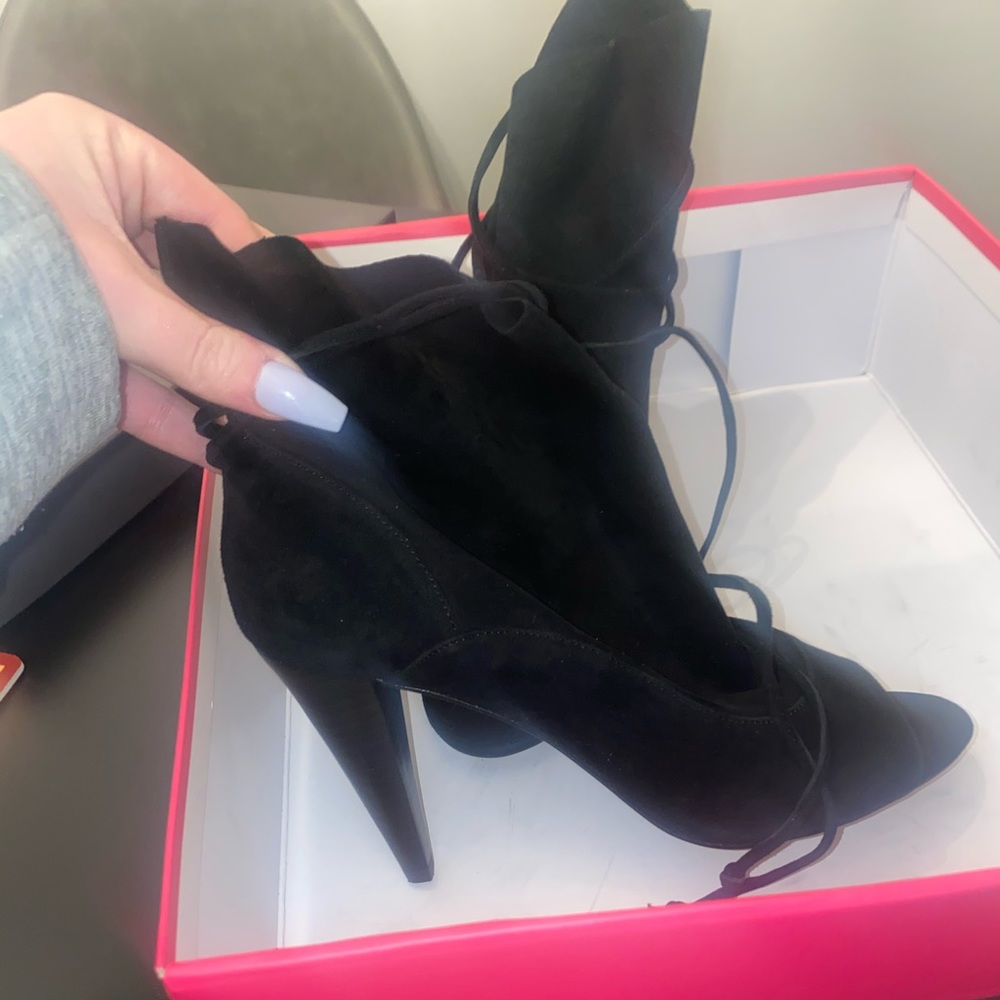 NEVER WORN Vince Camuto suede booties!